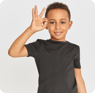 Foto de uma criança fazendo libras