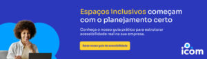 Um homem com cabelo cacheado e camisa clara está sorrindo enquanto usa um laptop, em um fundo azul com texto que fala sobre planejamento para a acessibilidade e um botão para baixar um guia de acessibilidade da empresa Icom.