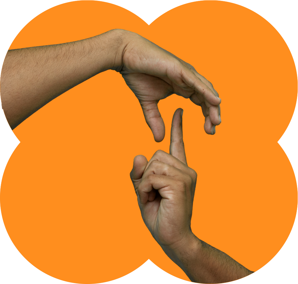 Duas mãos interagindo, uma com os dedos formando um arco e a outra com o dedo indicador apontando para cima, em frente a um fundo laranja.