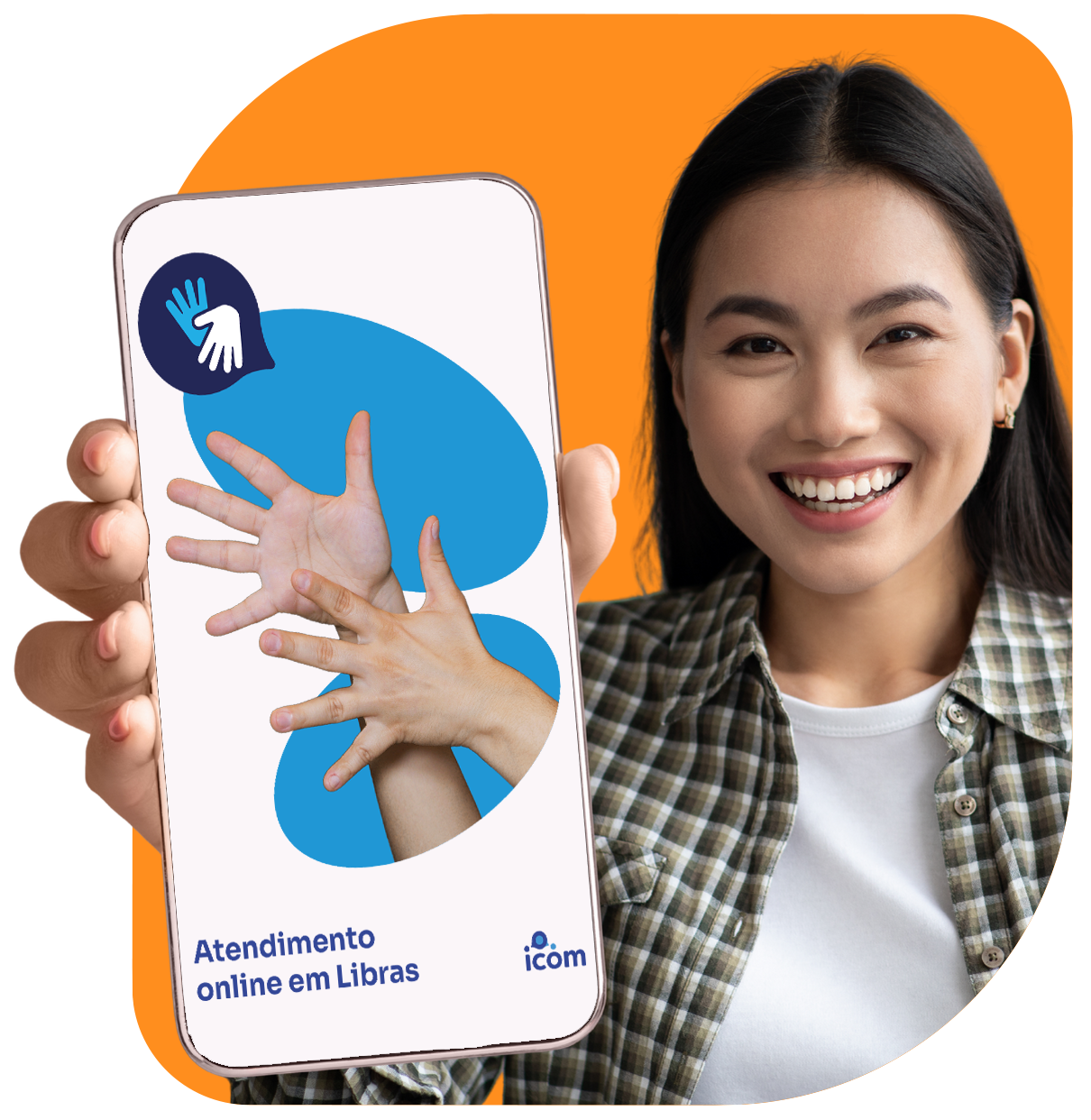 Uma mulher sorri enquanto segura um smartphone que exibe a imagem de duas mãos em uma tela azul, promovendo atendimento online em Libras. Ao fundo, uma cor laranja destaca a composição da imagem.