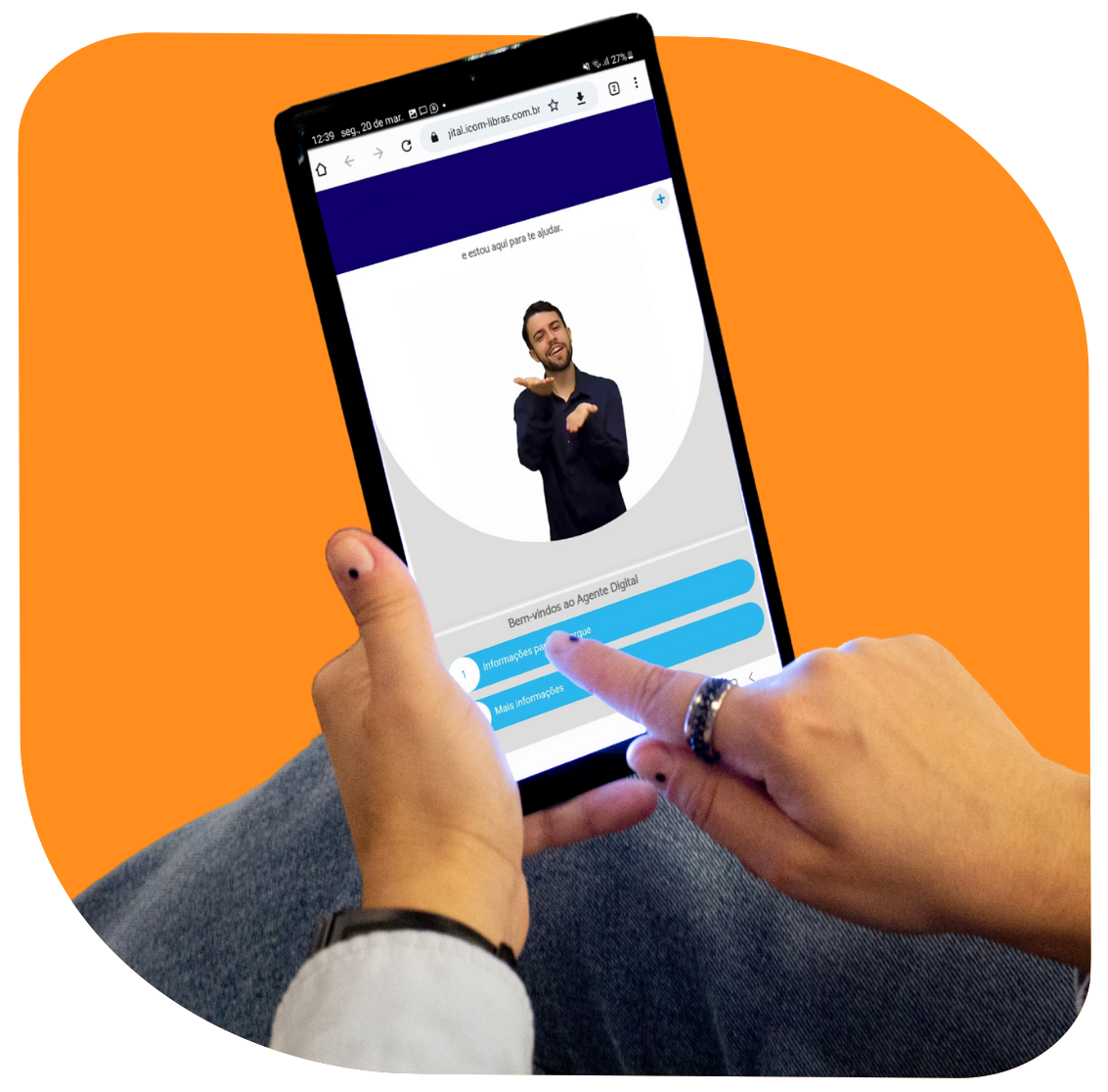 Uma pessoa segurando um tablet, visualizando uma tela com um avatar que se comunica em Libras, enquanto toca em opções na interface, com um fundo laranja.